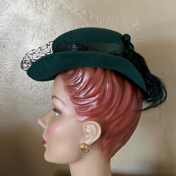 JAUNTY 1940\'s EMERALD GREEN FELT HAT WITH FEATHERS & HALF VEIL main image 2
